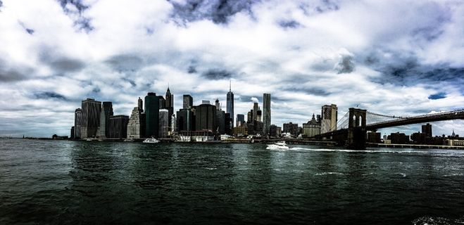 城市景观，旁边，身体，水，白色，多云，天空，白天