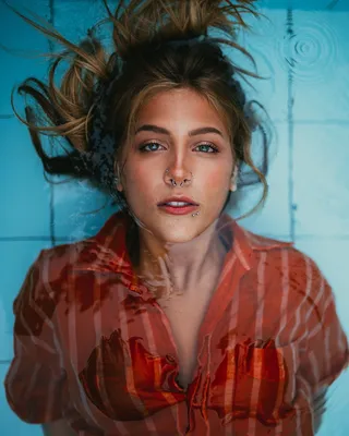 一名女子躺在水上的照片