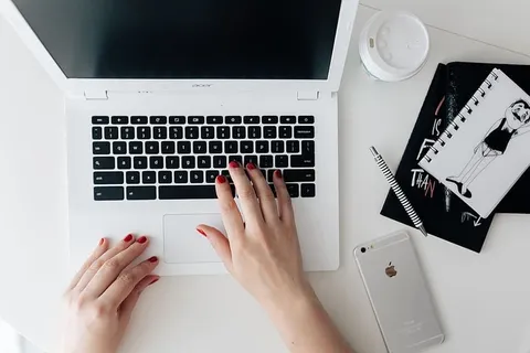 在家里桌上放着笔记本电脑的工作场所 在家里桌上放着笔记本电脑的工作场所