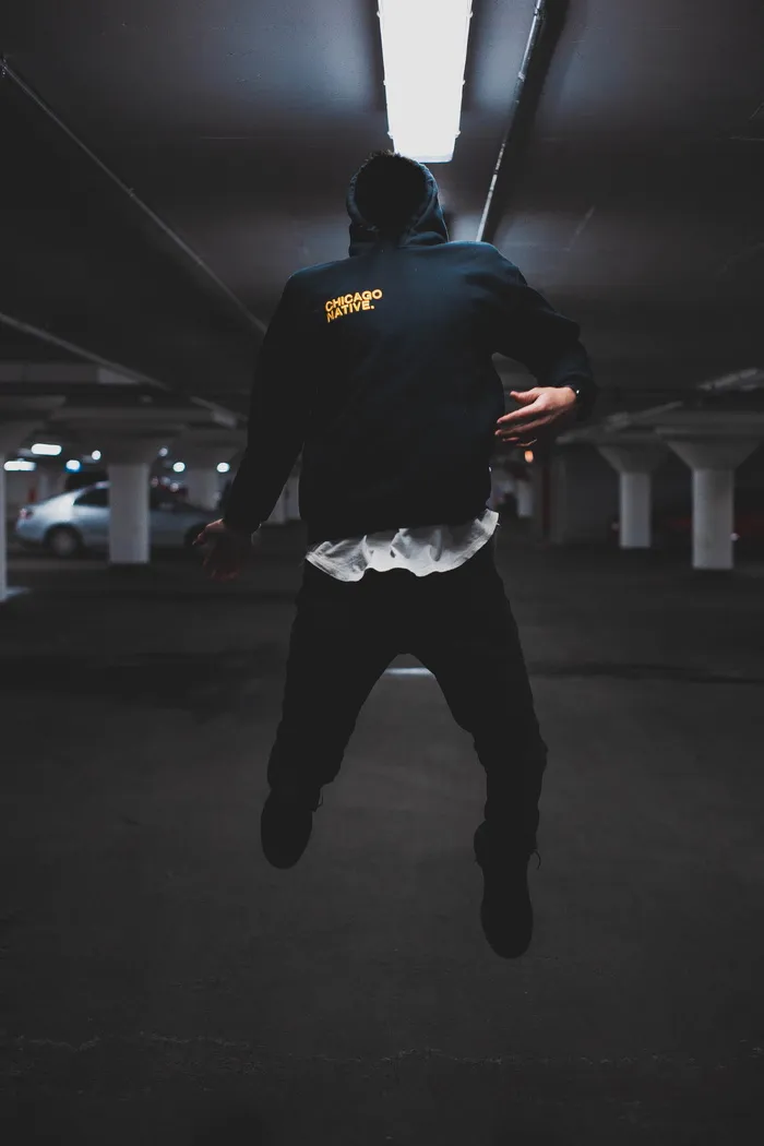 男子在停车区内跳跃