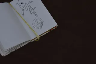 在黑色表面上打开笔记本