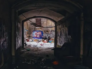 白天有壁画的隧道