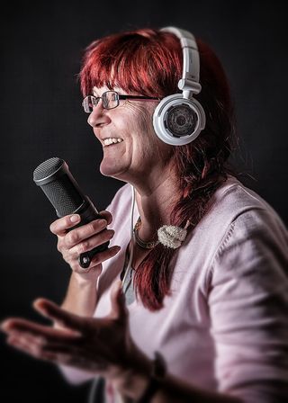 麦克风、耳机、歌唱、设备、技术设备、音乐、歌唱、艺术文化和娱乐