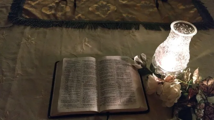 出版物、书籍、桌子、玻璃材料、室内、纸张、无人、照明设备