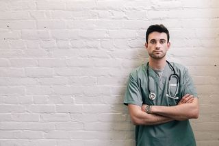 男医生交叉双臂合影