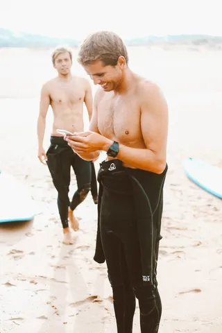 两个冲浪者脱下了西装