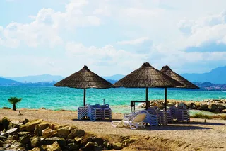 海边的三把棕色阳伞