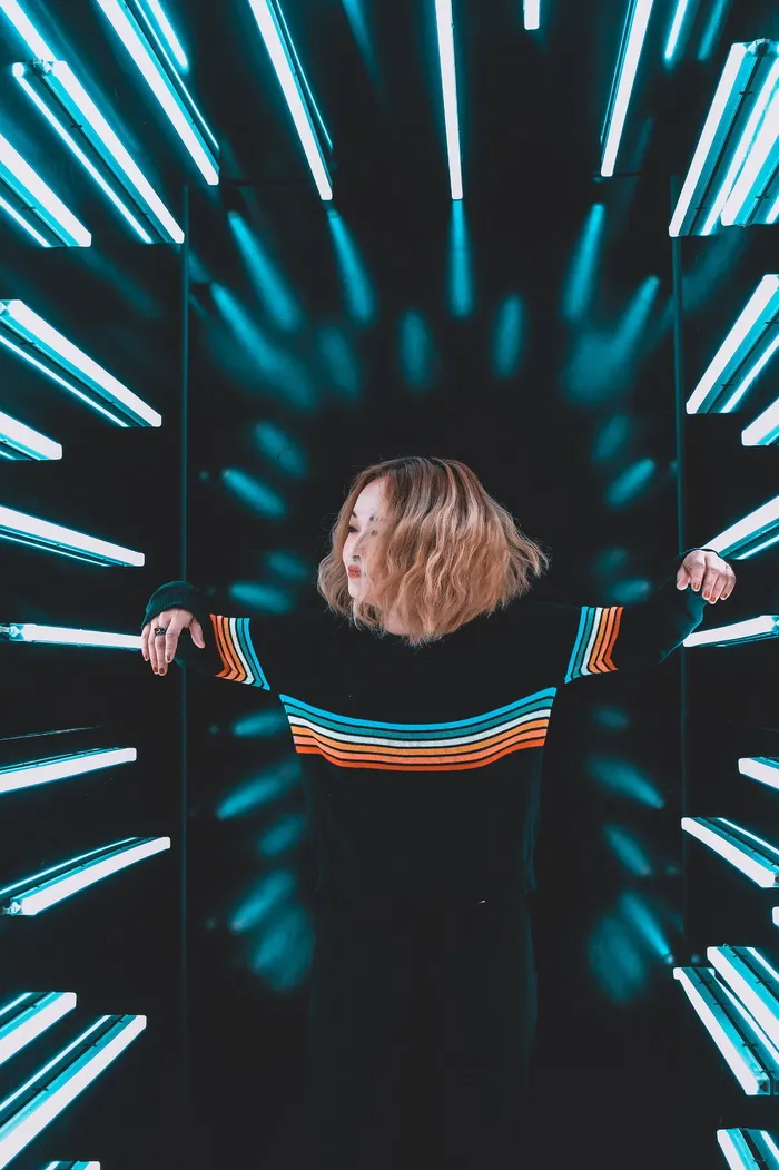 身穿黑白长袖衬衫的女子