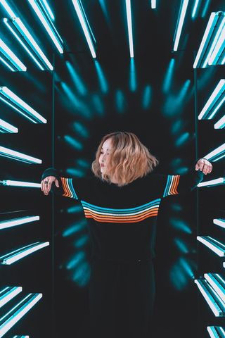 身穿黑白长袖衬衫的女子