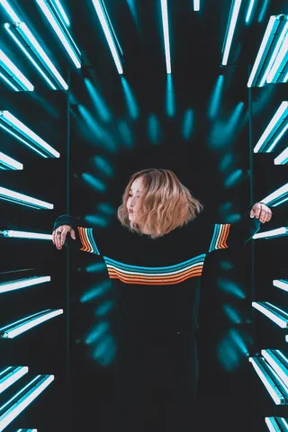 身穿黑白长袖衬衫的女子