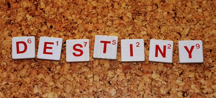 拼字瓷砖，棕色，桌子，命运，苦难，运气，单词，字母