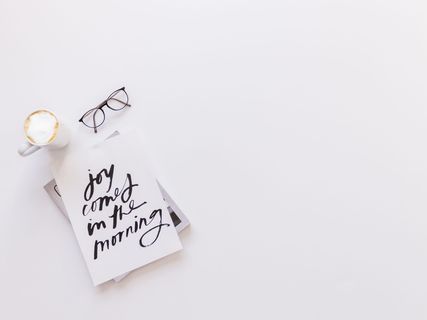 咖啡和眼镜旁的晨卡上有欢乐