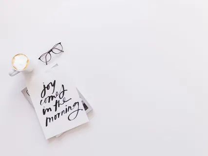 咖啡和眼镜旁的晨卡上有欢乐