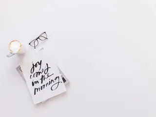 咖啡和眼镜旁的晨卡上有欢乐