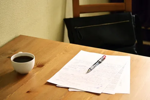 灰色、钢笔、上衣、白色、纸张、陶瓷、咖啡、桌子 灰色、钢笔、上衣、白色、纸张、陶瓷、咖啡、桌子