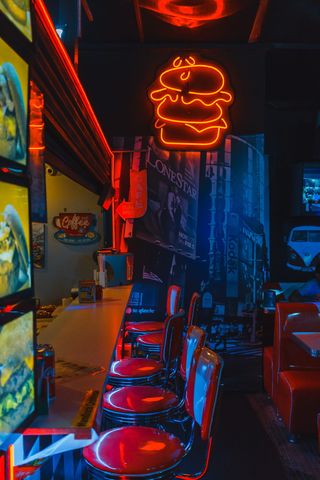 亮起的红色汉堡标志