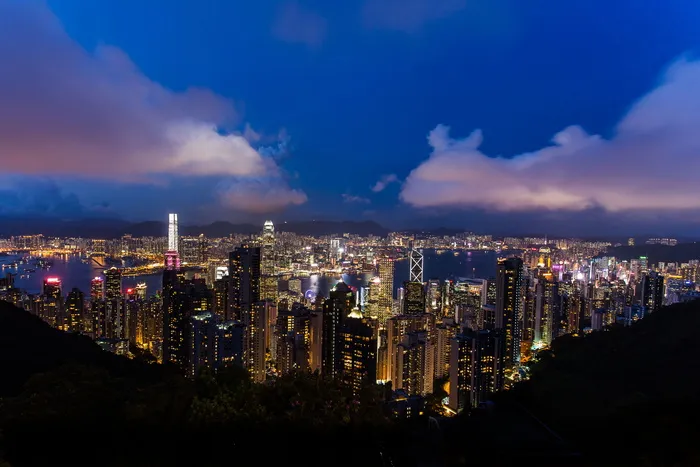开放，城市建筑灯光，建筑，建筑，基础设施，蓝色，天空，云