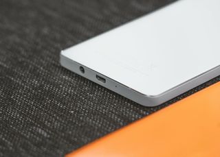 特写照片，白色，安卓智能手机，智能手机，黑色，表面，手机，手机