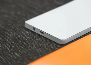 特写照片，白色，安卓智能手机，智能手机，黑色，表面，手机，手机