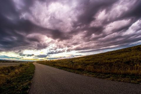 棕色，水泥，杆子，旁边，草地，阴郁，天空，灰色