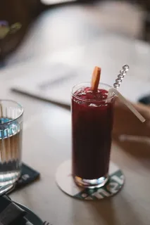 装满红色液体的水杯 装满红色液体的水杯