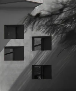 开放式玻璃窗、墙壁、混凝土、窗户、轮廓、三角形、自然、天气