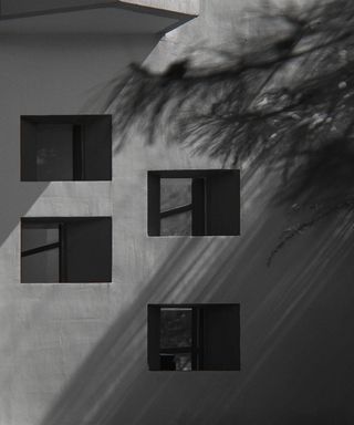 开放式玻璃窗、墙壁、混凝土、窗户、轮廓、三角形、自然、天气