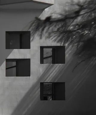 开放式玻璃窗、墙壁、混凝土、窗户、轮廓、三角形、自然、天气