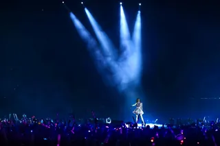 舞台上表演的女人