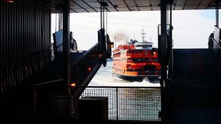 State Island ferry在大约25分钟内完成了从曼哈顿下城到斯塔顿岛圣乔治航站楼的5英里长的穿越。这个十字路口是下曼哈顿、自由女神像和埃利斯岛的最佳景观之一。。。而且是免费的。