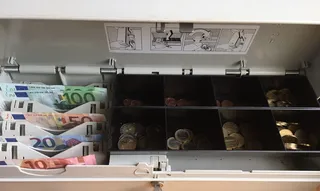 欧元、货币、纸币、结帐、取款、现金抽屉、超市结帐、手工资金