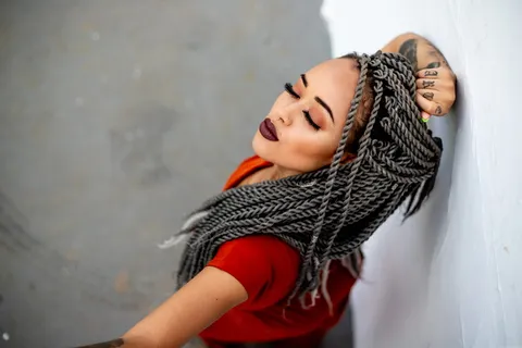 站在墙上的女人