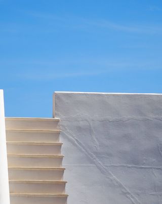 楼梯、白色、蓝色、天空、建筑物、墙壁、负空间、楼梯