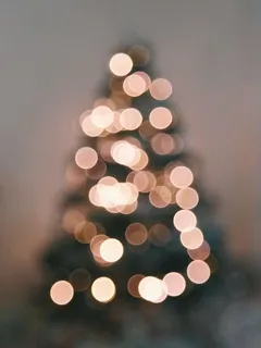 天空中被照亮的圣诞树的散焦图像 天空中被照亮的圣诞树的散焦图像