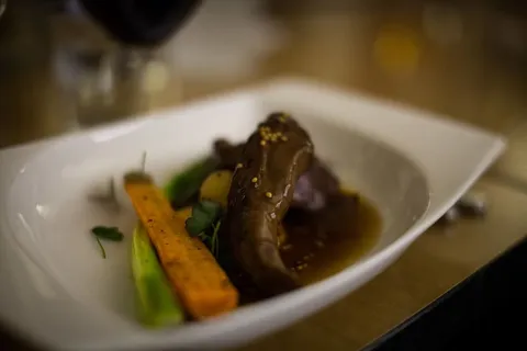 肉，菜，晚餐，盘子，胡萝卜，蜂窝，啤酒，美食