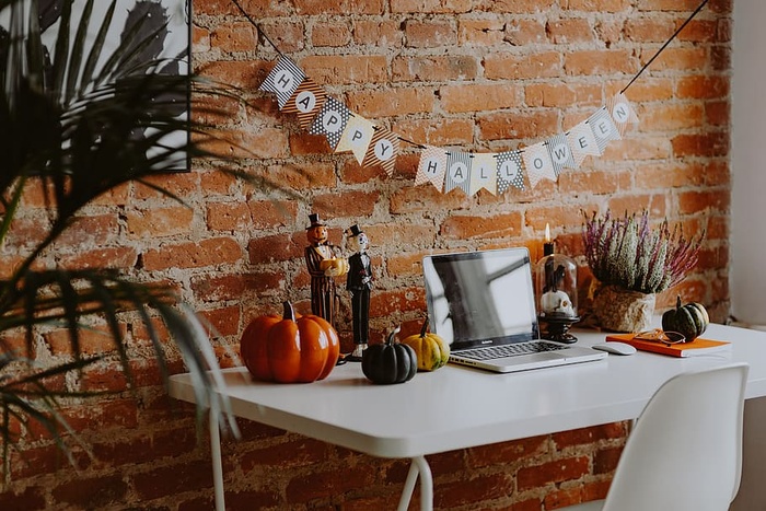 带笔记本电脑和万圣节装饰的桌子