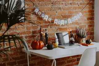 带笔记本电脑和万圣节装饰的桌子