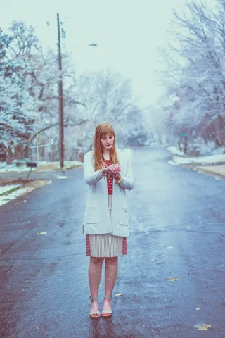 站在路上的女人