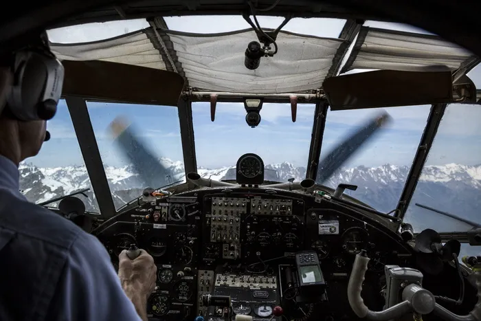 飞行员白天驾驶飞机