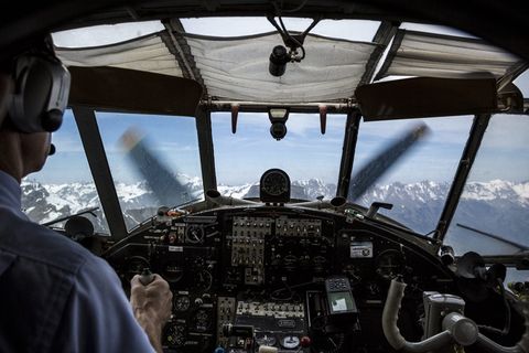 飞行员白天驾驶飞机