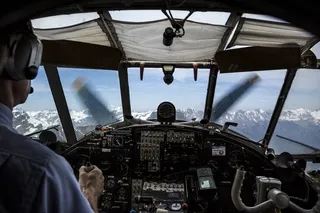 飞行员白天驾驶飞机