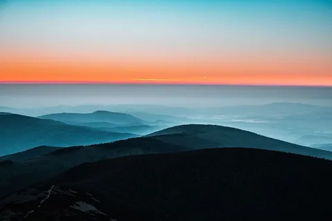 日落时雾中的群山 日落时雾中的群山