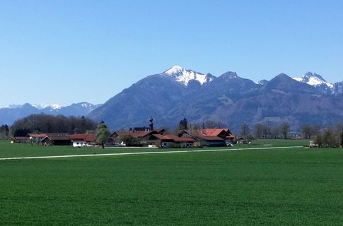 Chiemgau阿尔卑斯山，海外，Chiemgau，海外chiemsee，蓝天，绿色草地，村庄，雪