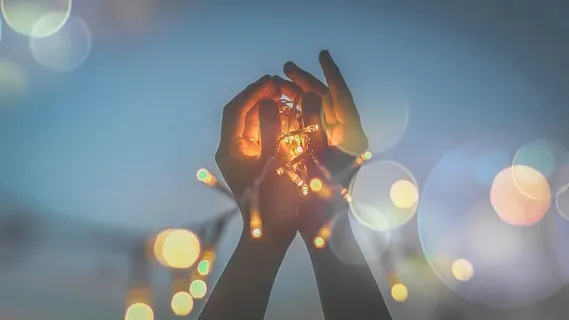 女人,手,灯,神灯,led,波基,手,天空 女人,手,灯,神灯,led,波基,手,天空