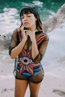 女人,红色,白色,泳衣,倾斜,灰色,树干,女孩 女人,红色,白色,泳衣,倾斜,灰色,树干,女孩
