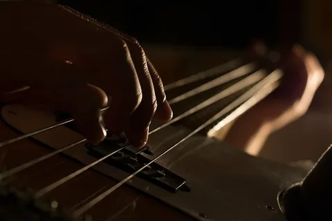 人,使用,低音吉他,演奏,电,低音,吉他,弦 人,使用,低音吉他,演奏,电,低音,吉他,弦
