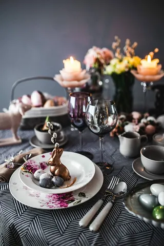 装饰着复活节图案的圆形餐桌