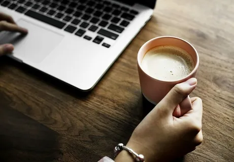 人、手、杯子、使用、macbook、笔记本电脑、咖啡、桌子 人、手、杯子、使用、macbook、笔记本电脑、咖啡、桌子