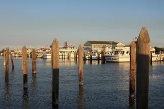 港口、船库、海湾、水域、房屋、旗帜、船只、租船合同