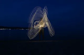 晚上海滩上的灯光画